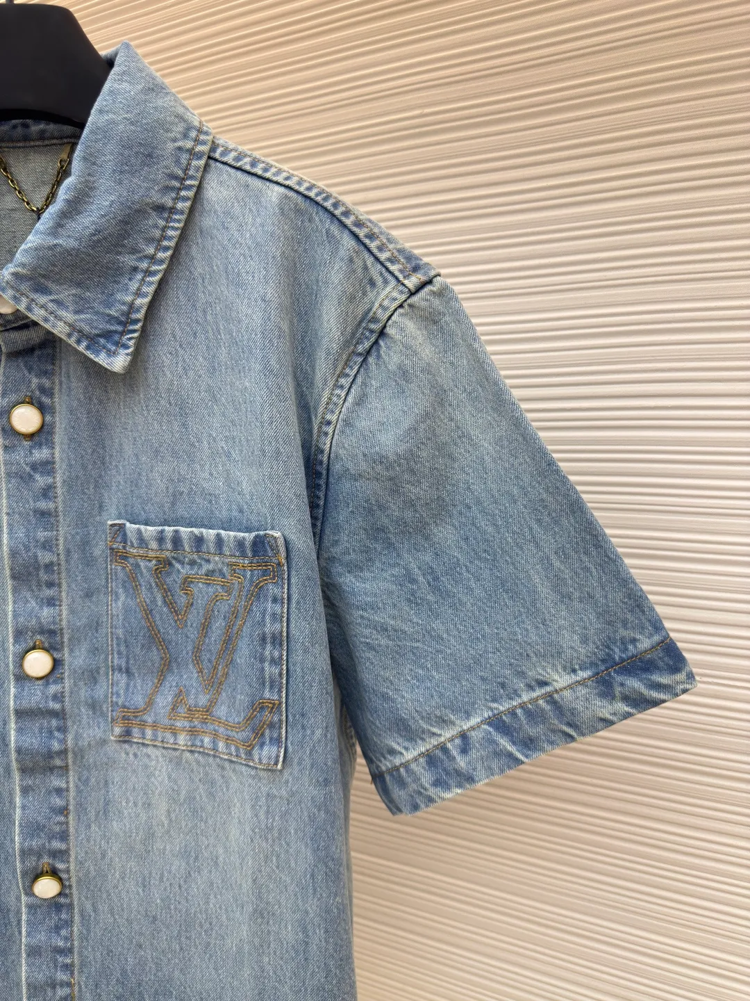 LOUIS VUITTON logo denim short-sleeved jacket ●Authentic product: Purchased and developed for 10800 ●Item number: 1680175-B10 ●Fabric: Denim denim ●Technology: Heavy enzyme wash ●Version: Fitted version ●Size: S-ML-XL ●Weight: about 675g ●Description: The overall wiring is straight and delicate, the fabric is comfortable and soft, the color is consistent and there is no color difference Can be matched with the same style to create a fashionable look, suitable for various occasions, customized accessories, complete with three standards, same style for men and women